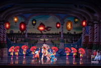 En el reino de las Golosinas, Clara y el príncipe Cascanueces miran las danzas chinas en el segundo acto de “Cascanueces”. Foto: Brett Pruit & East Market Studios. Gentileza JFKC.