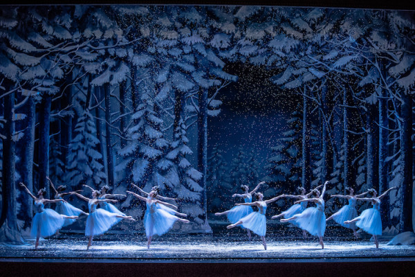 El cuerpo de baile del Kansas City Ballet en una escena del Reino de las Nieves de “Cascanueces” en el Opera House del Kennedy Center. Foto: Brett Pruit & East Market Studios. Gentileza JFKC. 