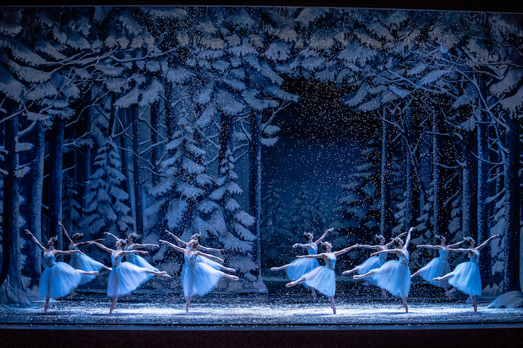 El cuerpo de baile del Kansas City Ballet en una escena del Reino de las Nieves de “Cascanueces” en el Opera House del Kennedy Center. Foto: Brett Pruit & East Market Studios. Gentileza JFKC.