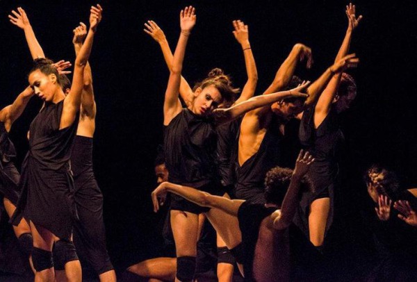 “Equilux”, que se apoya en música electroacústica compuesta por Torben Lars Sylvest, fue la primera obra del programa presentado por Danza Contemporánea de Cuba. Foto gentileza DCC. 