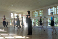 Aurora Bosch (ctro.) dictó clases y participó en ensayos y otras actividades programadas para festejar el aniversario del Ballet de Camagüey. Foto: Marta Sánchez.