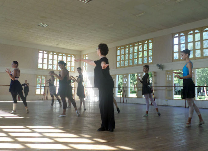 Aurora Bosch (ctro.) dictó clases y participó en ensayos y otras actividades programadas para festejar el aniversario del Ballet de Camagüey. Foto: Marta Sánchez.