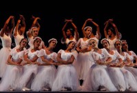 El cuerpo de baile del Ballet de Camagüey en “Las sílfides”, obra que integró el programa de las funciones en el Teatro Principal de la ciudad cubana.  Foto: Jorge Luis Sánchez Rivera.