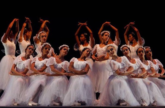 El cuerpo de baile del Ballet de Camagüey en “Las sílfides”, obra que integró el programa de las funciones en el Teatro Principal de la ciudad cubana.  Foto: Jorge Luis Sánchez Rivera.