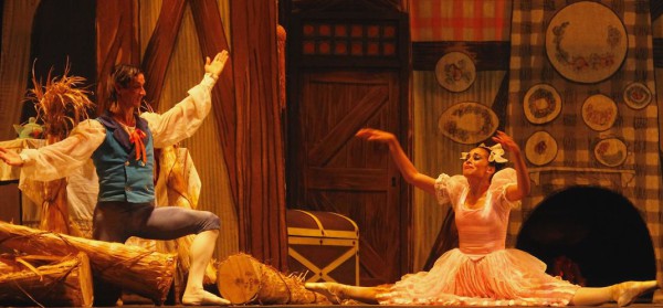 Rosa María Armengol y Yanny García del Ballet de Camagüey interpretaron “La fille mal gardée” en la gala de celebración de los 50 años de la compañía. Foto: Jorge Luis Sánchez Rivera.