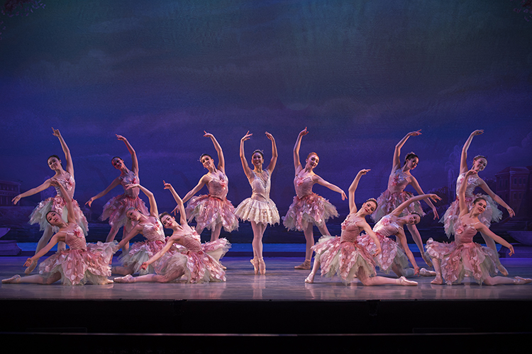 The Washington Ballet, dirigido por Julie Kent, se presenta en el Warner Theater hasta el 24 de diciembre. Foto: Theo Kossenas. Gentileza TWB.