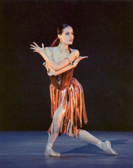 Natalia Magnicaballi en “Tzigane”, estrenada en 1975 por Suzanne Farrell, con coreografía de George Balanchine. Foto: Paul Kolnik. Gentileza JFKC.