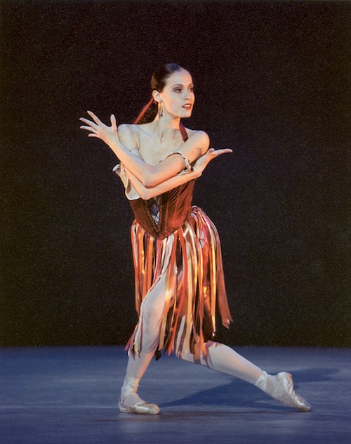 Natalia Magnicaballi en “Tzigane”, obra estrenada en 1975 por Suzanne Farrell, con coreografía de George Balanchine. Foto: Paul Kolnik. Gentileza JFKC.