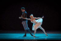 Gabriela Alberti e Iñaqui Urlezaga en “Lago de los cisnes”, obra que protagonizarán en el Parque Centenario con el Ballet Cl;asico Nacional. Foto gentileza BCN.