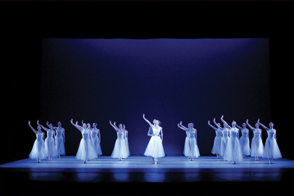 The Suzanne Farrell Ballet culminó su ciclo “Forever Balanchine: Farewell Performances” con “Serenade”, creada por el coreógrafo en 1934. Foto: Paul Kolnik. Gentileza JFKC. 