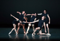 Herman Cornejo (ctro), Misty Copeland (izq.) y David Hallberg (der.), en “I Feel the Earth Move”, de Benjamin Millepied. Foto: Rosalie O’Connor. Gentileza JFKC.