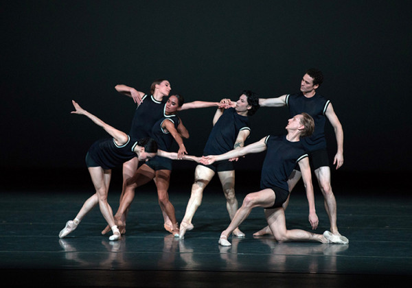 Herman Cornejo (ctro), Misty Copeland (izq.) y David Hallberg (der.), en “I Feel the Earth Move”, de Benjamin Millepied. Foto: Rosalie O’Connor. Gentileza JFKC.  