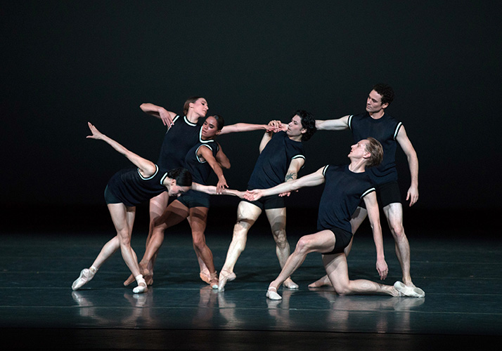 Herman Cornejo (ctro), Misty Copeland (izq.) y David Hallberg (der.), en “I Feel the Earth Move”, de Benjamin Millepied. Foto: Rosalie O’Connor. Gentileza JFKC.