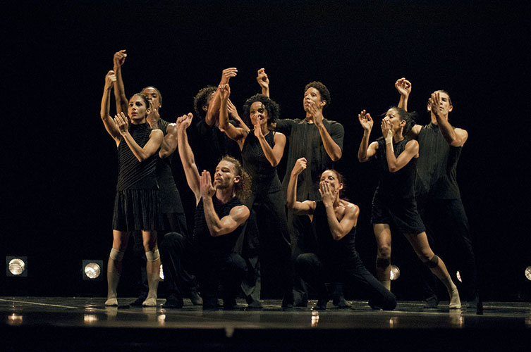 Acosta Danza subió a escena “Imponderable”, del coreógrafo español Goyo Montero sobre canciones de Silvio Rodríguez. Foto: Yuris Nórido. Gentileza AD.
