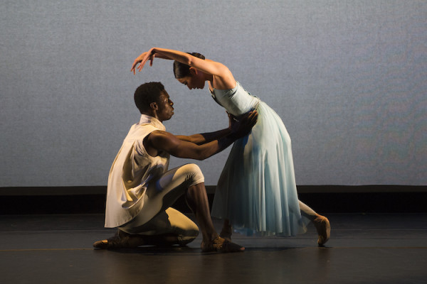 Brooklyn Mack y Maki Onuki, en “Myriad”, de Gemma Bond con música de Henry Purcell, pieza para seis bailarinas y un bailarín. Foto: Theo Kossenas, Media4artists. Gentileza TWB. 