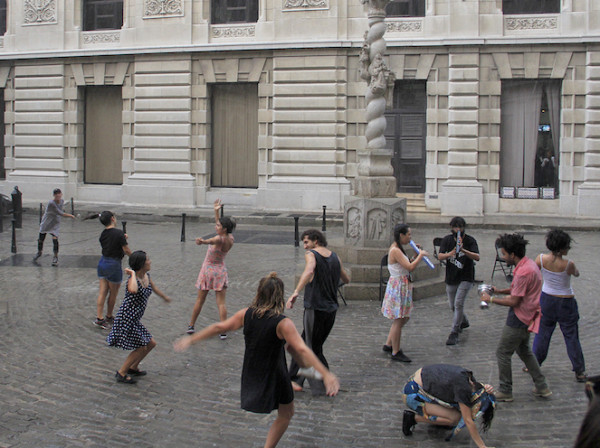 El proyecto creado por Las Danzas del Futuro, de Chile, salió a las calles de La Habana durante la edición 23 del Festival de Danza en Paisajes Urbanos. Foto gentileza DTR.
