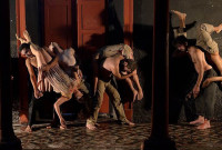 Diez bailarines interpretaron en La Torre, en Villa Grimaldi, “Shock: Anatomía del Abandono”, de Vicky Larraín, pieza de teatro gestual con alto contenido social y político. Foto gentileza Vicky Larraín.