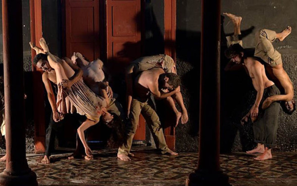 Diez bailarines interpretaron en La Torre, en Villa Grimaldi, “Shock: Anatomía del Abandono”, de Vicky Larraín, pieza de teatro gestual con alto contenido social y político. Foto gentileza Vicky Larraín.   