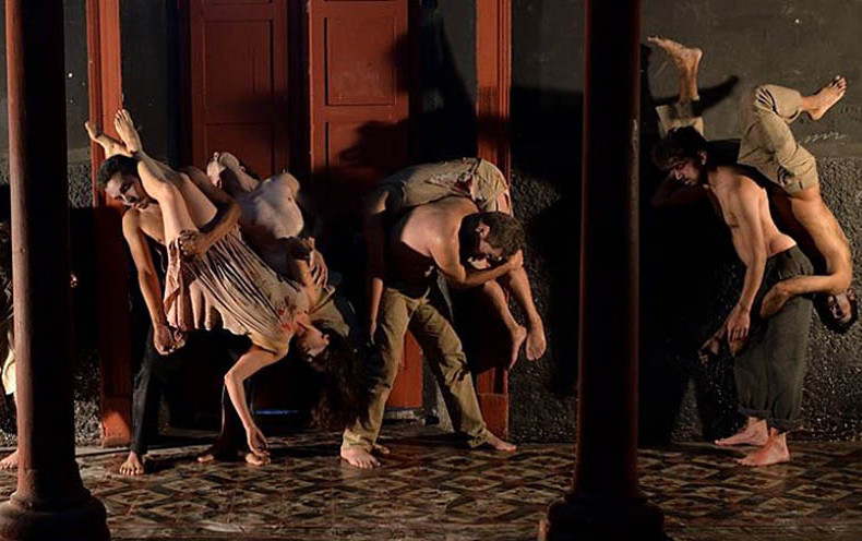 Diez bailarines interpretaron en La Torre, en Villa Grimaldi, “Shock: Anatomía del Abandono”, de Vicky Larraín, pieza de teatro gestual con alto contenido social y político. Foto gentileza Vicky Larraín.