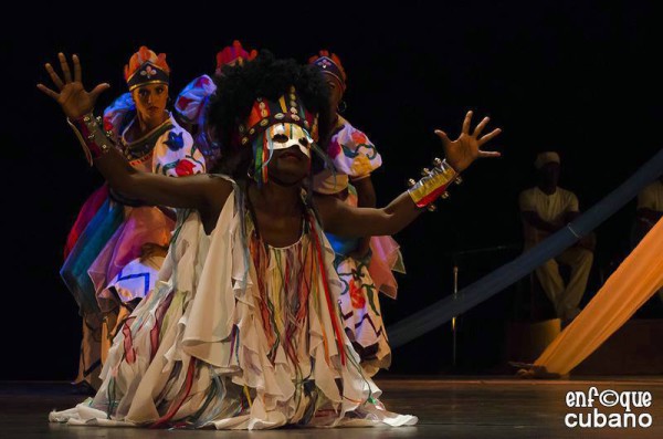 El Conjunto Folklórico Nacional de Cuba reestrenó “Alafín de Oyó”, una puesta de Manolo Micler que incluye teatro, danza y canto. Foto: Enfoque cubano. Gentileza CFN.