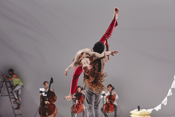 En el escenario del Eisenhower Theater, Andersson Dance, dirigida por Örjan Andersson, propuso una versión ocurrente de “GoldbergVariations — TernaryPatterns for Insomnia”, de Johan Sebastian Bach. Foto: Hugh Carswell. Gentileza JFKC.