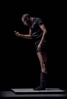 Solo para bailarín, “El piso a cuestas”, de Abel Rojo, protagonizado por Osnel Delgado, director artístico de Malpaso. Foto: Alfredo Cannatello. Gentileza Malpaso.