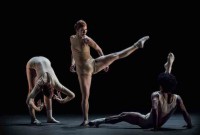 “Tabula rasa”, una de las tres primeras obras del coreógrafo israelita Ohad Naharin, creada en 1986, se estrenó en Cuba por Malpaso. Foto: Alfredo Cannatello. Gentileza Malpaso.