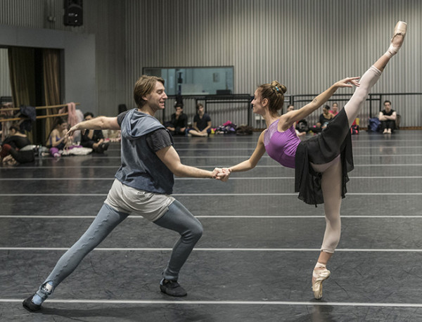 Camila Bocca y Federico Fernández, del Ballet Estable del Teatro Colón, en los ensayos de “Coppelia”. Foto: Máximo Parpagnoli. Gentileza TC.