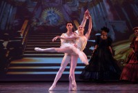 Yolanda Correa, del Ballet Nacional de Noruega, y Sterling Baca, principal del Pennsylvania Ballet en “La Boda de Aurora” en el homenaje a Pedro Pablo Peña. Foto: Simon Soong. Gentileza MHCAC.