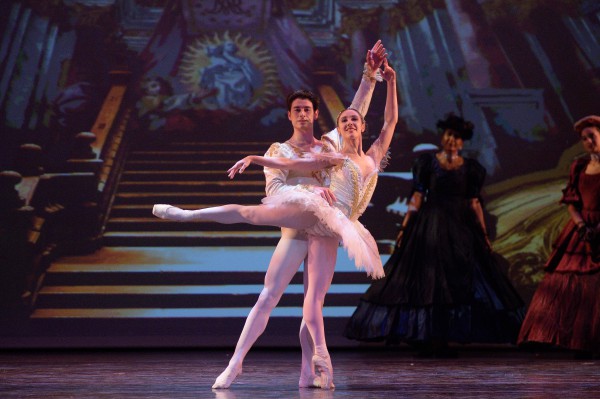 Yolanda Correa, del Ballet Nacional de Noruega, y Sterling Baca, principal del Pennsylvania Ballet en “La Boda de Aurora” en el homenaje a Pedro Pablo Peña. Foto: Simon Soong. Gentileza MHCAC.