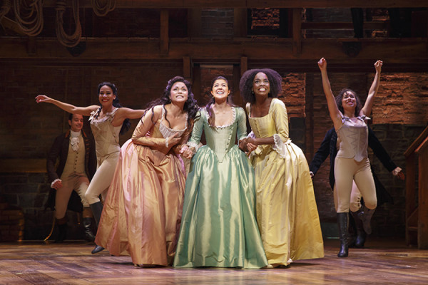 Karen Olivo, Ari Afsar y Samantha-Marie-Ware en “Hamilton: An American Musical”, dirigido por Thomas Kail. Foto: Joan Marcus. gentileza JFKC.