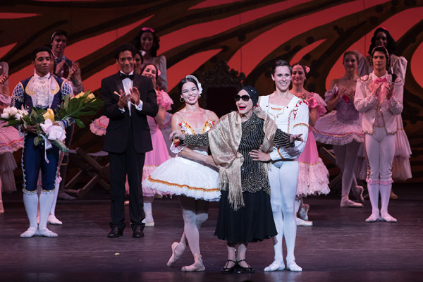 Alicia Alonso, directora del BNC, con Viengsay Valdés y Dani Hernández en el saludo final de la primera function de Don Quijote” en el Opera House del Kennedy Center. Foto: Teresa Wood. Gentileza JFKC.