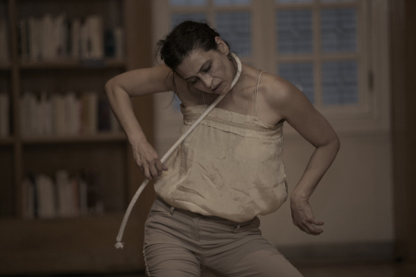 La bailarina y coreógrafa ecuatoriana Talía Falconi presenta “Frágil”, una obra coreográfica experimental que explora gesto y movimiento. Foto: Lord Comepiña. Gentileza INBA.