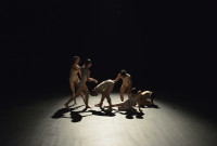 “Hi wo mu gu” es el resultado del proyecto raisu, integrada por tres bailarines japoneses y tres mexicanos, con coreografía de Kaori Seki. Foto: Alfonso Loranca.