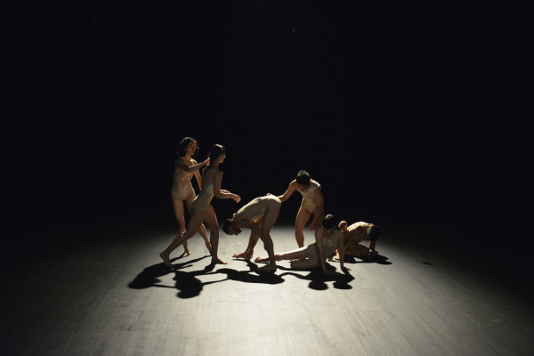 “Hi wo mu gu” es el resultado del proyecto raisu, integrada por tres bailarines japoneses y tres mexicanos, con coreografía de Kaori Seki. Foto: Alfonso Loranca.