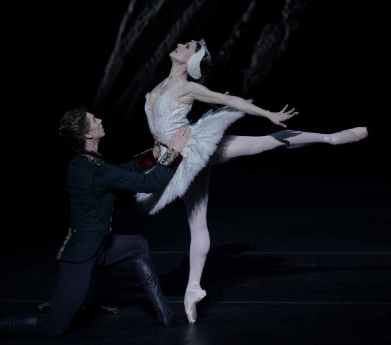 Marianela Núñez y Vadim Muntagirov, fueron los protagonistas de la primera y última noche de “El Lago de los cisnes”. Foto: Javier del Real. Gentileza Teatro Real