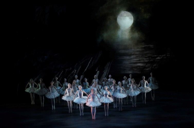 The Royal Ballet presentó su nueva versión de "El lago de los cisnes", en El Tearro Real de Madrid. Foto: Javier del Real. Gentileza Teatro Real.
