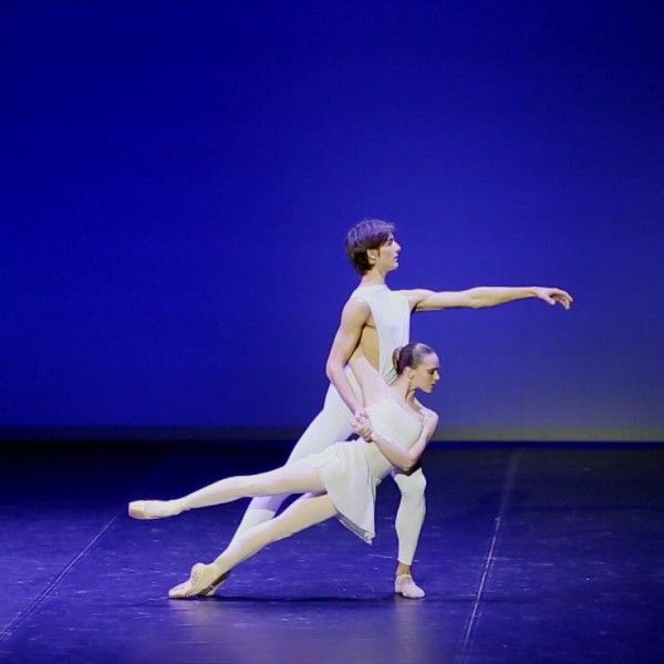 “Adagietto”, de John Neumeier, presentado en el Teatro Coliseo por Florencia Chinellato y Matías Oberlin, solistas del Ballet de Hamburgo. Foto:  Gentileza Fundación Arte y Cultura.