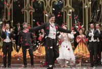 Alejandro Parente, primer bailarín del Ballet Estable del Teatro Colón, el día de su retiro, el miércoles 8 de agosto, rodeado de aplausos, ovaciones y afecto. Foto: Máximo Parpagnoli. Gentileza Prensa Teatro Colón.