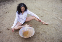Juanita Paz Saavedra y el artista visual y músico Cristian Reinas, forman parte de la obra “Lilith” que acaba de estrenar Lokas Juanas. Foto gentileza Lokas Juanas.