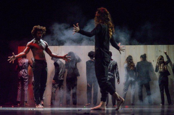 “La segunda piel” es una obra para 13 bailarines de ambos sexos, con la participación del músico alemán Inhalt Der Nacht. Foto: Adolfo Izquierdo. Gentileza DCC. 