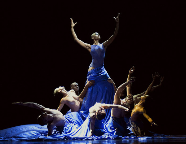 Acosta Danza presentó “Satori”, creación de Raúl Reinoso para diez bailarines, protagonizado por Zeleidy Crespo. Foto: Yuri Nórido. Gentileza AD.