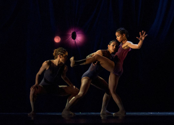 “Satori”, la tercera obra coreográfica de Raúl Reinoso creada especialmente para Acosta Danza. Foto: Yuri Nórido. Gentileza AD.