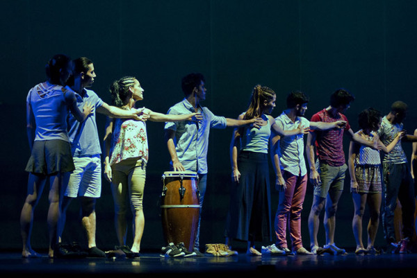 “De punta a cabo”, de Alexis Fernández (Maca), con imágenes en video realizadas para Acosta Danza por XAlfonso. Foto: Yuri Nórido. Gentileza AD. 