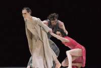 Sarah Van Patten, la esposa; Mathilde Froustey, la amante y Ulrik Birkkjaer en “Snowblind”, de Cathy Marston. Foto: Erik Tomasson. Gentileza JFKC.