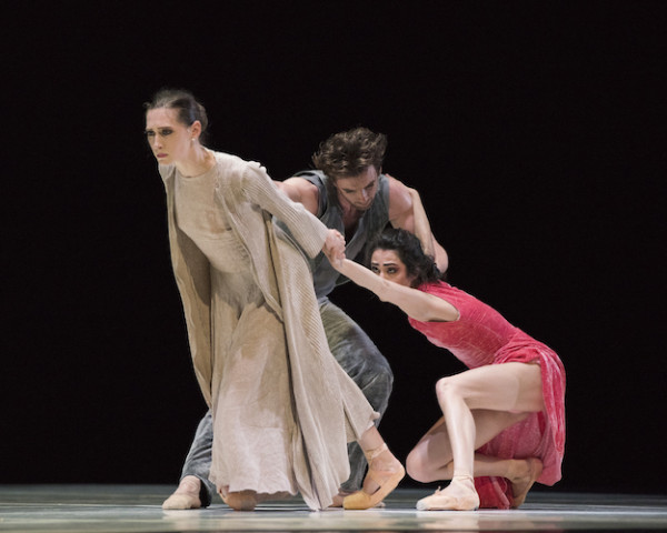 Sarah Van Patten, la esposa; Mathilde Froustey, la amante y Ulrik Birkkjaer en “Snowblind”, de Cathy Marston. Foto: Erik Tomasson. Gentileza JFKC. 