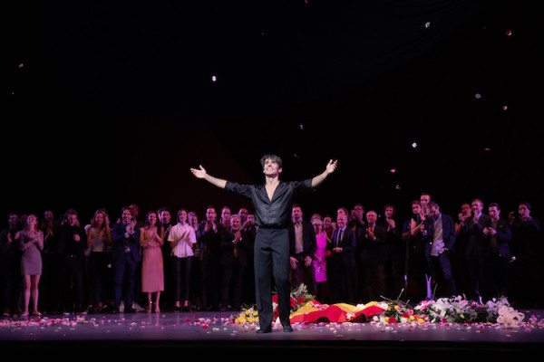 Una bandera española, su madre y bailarines del NYCB, acompañaron a Joaquín De Luz en el saludo final. Foto: Erin Baiano. Gentileza NYCB.