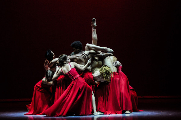 “La forma del rojo” de Ely Regina, fue otra de las novedades coreográficas que se presentaron en el festival. Foto: Nancy Reyes. Gentileza NR.