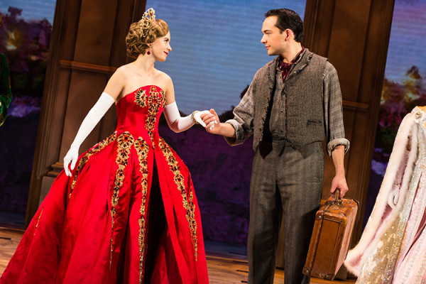 Lila Coogan (Anya) y Stephen Brower (Dmitry) protagonistas de “Anastasia”, musical estrenado el 30 de octubre en el Opera House del Kennedy Center de DC. Foto: Evan Zimmerman-MurphyMade