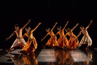 Malavika Sarukkai y su ensamble en “Thari - The Loom”, obra que se presentó en el Kennedy Center de Washington DC. Foto: Prasanna Venkatesh. Gentileza JFKC.